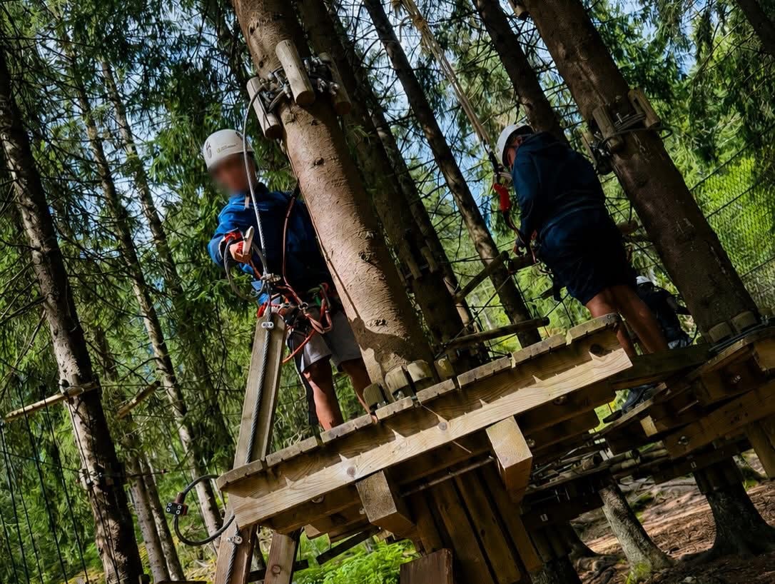 To gutter i sikkerhetsutstyr i tretoppene